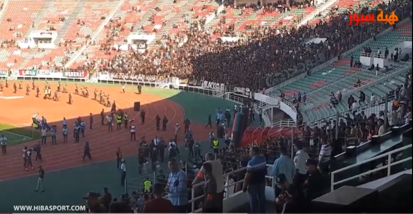 جمهور الجيش يصب جام غضبه على اللاعبين ويصفق على لاعبي المغرب للتطواني